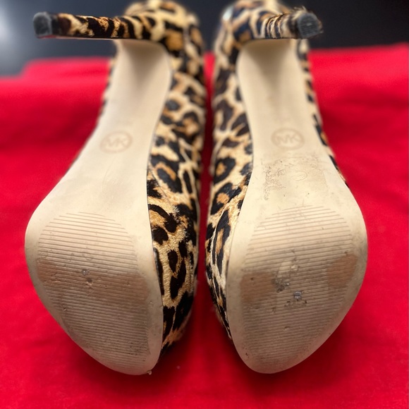 - Michael Kors Milan peep toe heels in leopard print - Picture 6 of 13